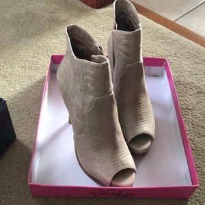 Miranda Lambert boot peep toe heels